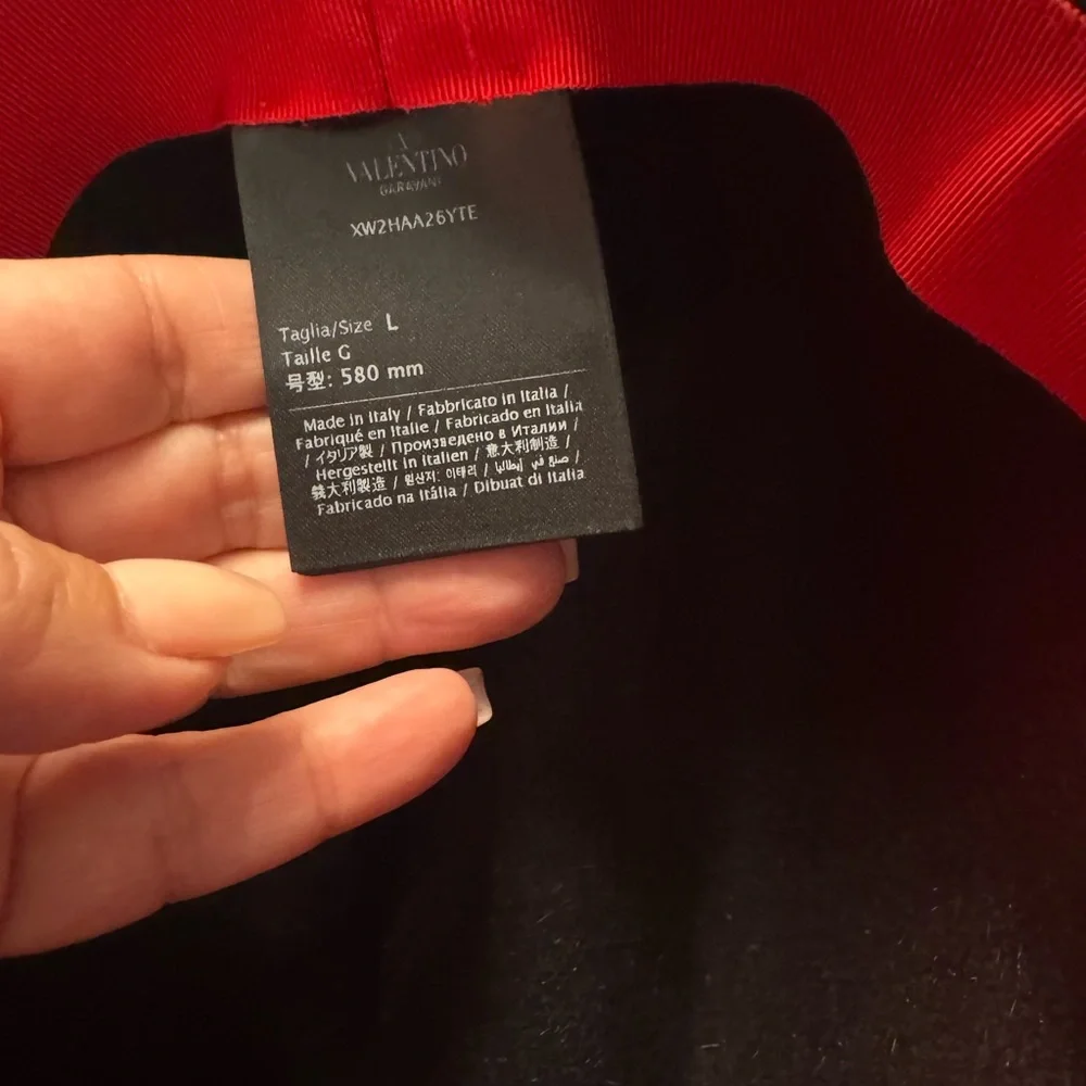 Valentino Garavani Black Hat with Gold Logo - Picture 4 of 5